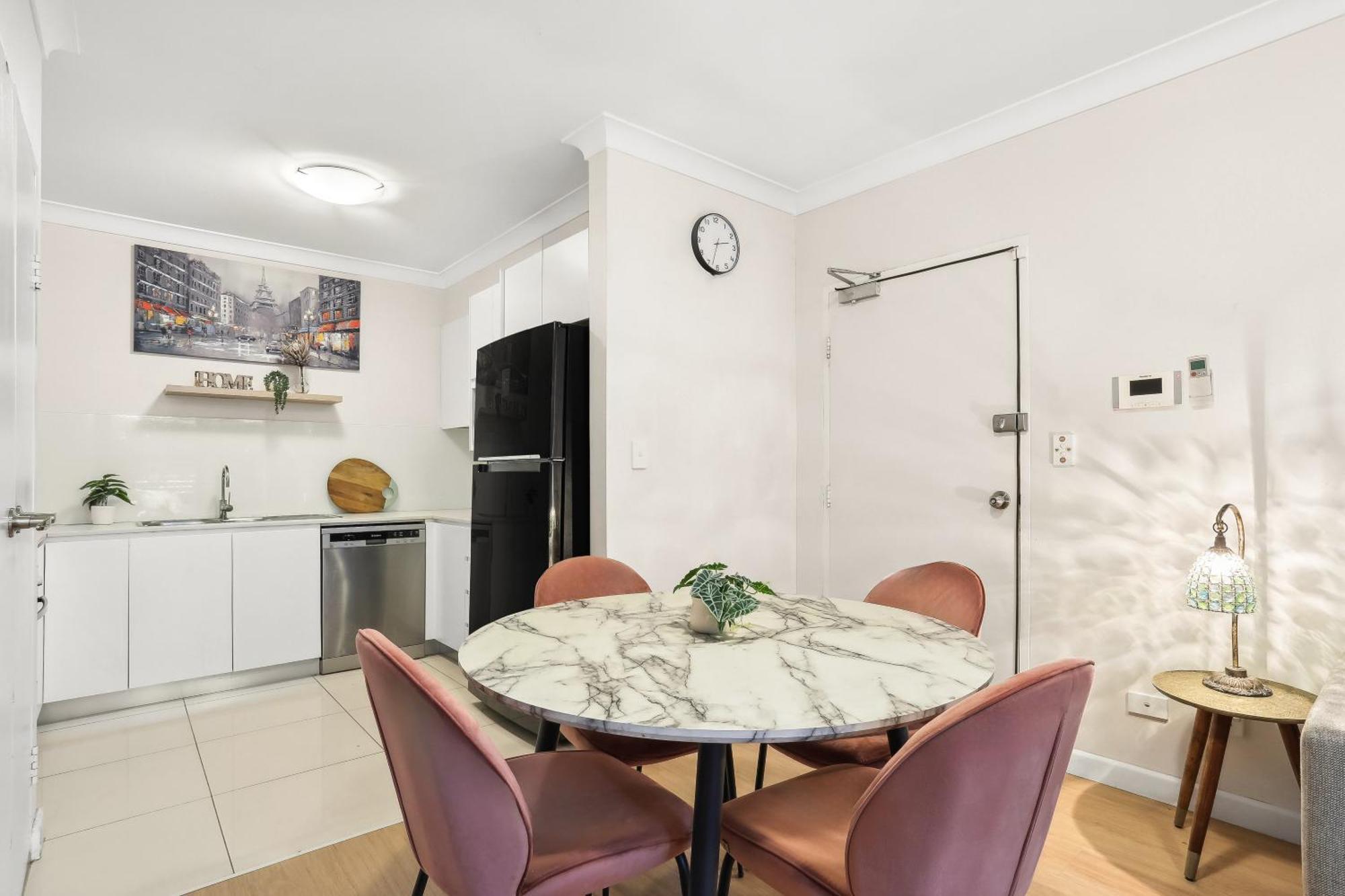 Apartment 8 Mins From Airport! 1br With Courtyard *